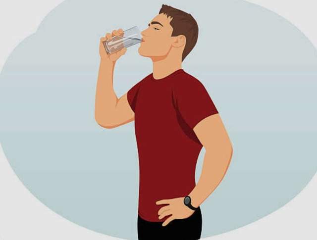 Minum Sambil Berdiri Berdampak Pada Ginjal 