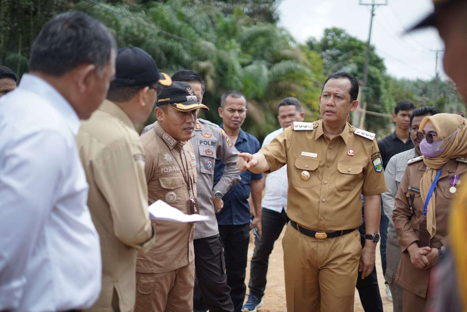 Bupati Muara Jambi  Meninjau kondisi Jembatan Desa Suko Awin Jaya