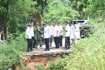Pj Bupati Muaro Jambi Meninjau Lokasi Jalan Rusak 