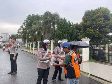 Berkah Ramadan 'Ditlantas Polda Jambi' Berbagi Takjil Kepada Masyarakat Yang Membutuhkan 