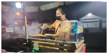 Mengais Rezeki di Keheningan Malam 