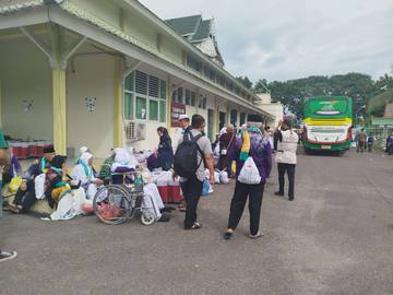 Jemaah Haji Kloter BTH 20 Tiba di Jambi
