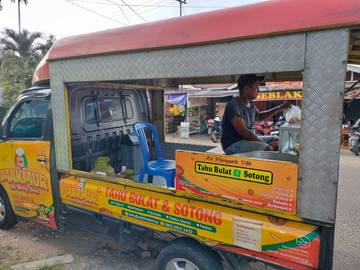 Uniknya Pedagang Tahu Bulat Sotong Makmur