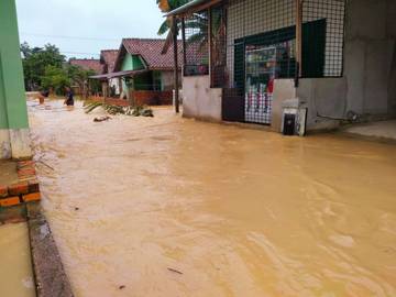 Luapan Sungai Batang Tebo Rendam Permukiman Bungo