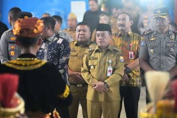 Gubernur; Kepala Sekolah Figur Teladan Budaya Sekolah Profesionalisme