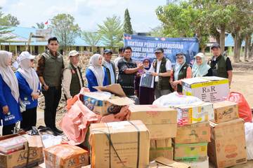 UNJA dan UNSAM Salurkan Bantuan Pendidikan Pascabanjir