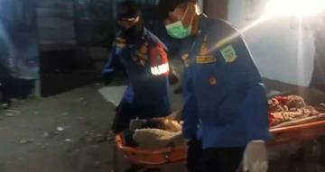 Damkartan Kota Jambi Evakuasi Warga Yang Sakit