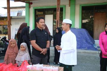​Sat Reskrim Bagikan Takjil di Pondok Tarbiyatussibyan Doyo 