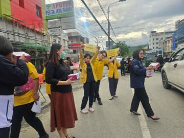 Bening's Clinic Jayapura Berbagi Takjil Gratis