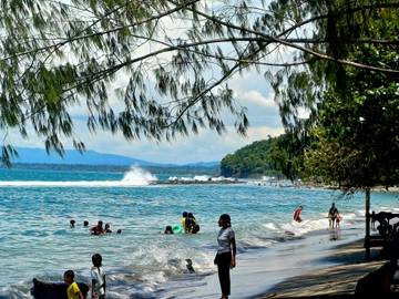 Hari Terakhir Liburan, Pantai Hamadi Ramai Pengunjung