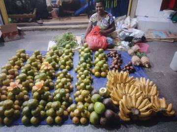 Emperan Pertokoan Saksi Kesabaran Mama Penjual Buah