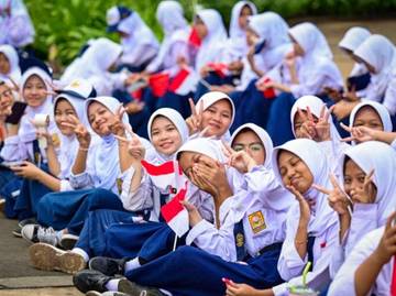 Antusias Pelajar Sambut Kedatangan Li Qiang