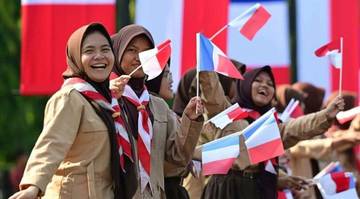 Bendera Berkibar Senyum Terkembang, Sambut Kunjungan Presiden Prancis