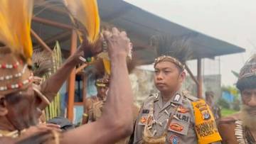 Mahkota Adat Auyu dari Wonggi untuk Bripka Hamdani