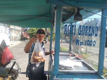 Cerita Suwadji, Sembilan Tahun Setia Berjualan Roti Goreng