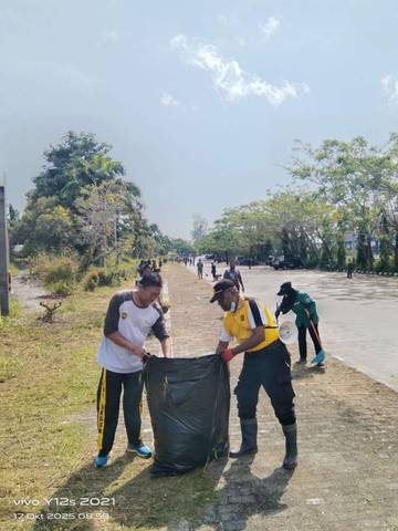 TNI-Polri dan PLBN Skouw Gandeng Masyarakat Kerja Bakti