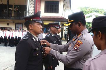 Puluhan Personil Polresta Jayapura Mendapat Satya Lencana 