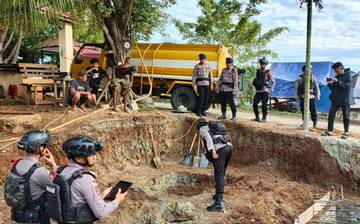 ‎Ratusan Amunisi dan Granat Ditemukan Warga