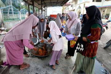 Ribuan Porsi Makanan Disalurkan untuk Korban Banjir