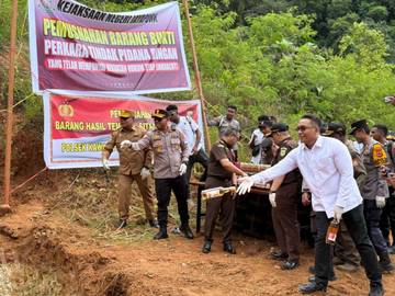 ‎Polresta Jayapura Musnahkan Miras Ilegal 