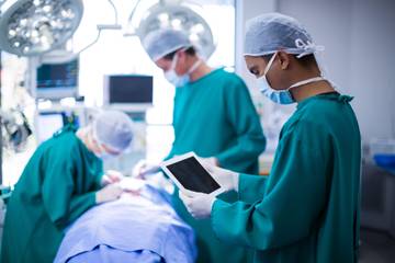 Mengapa Baju Operasi Dokter Berwarna Hijau?
