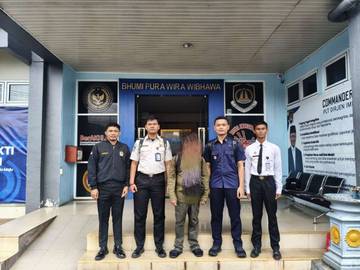 Petugas Rudenim Jayapura Deportasi Satu WNA Myanmar
