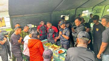 Satgas ODC dan TNI Merajut Kebersamaan di Puncak Jaya