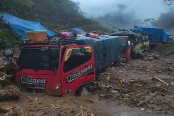 Jalur Trans Papua Jayapura - Wamena Terputus Longsor