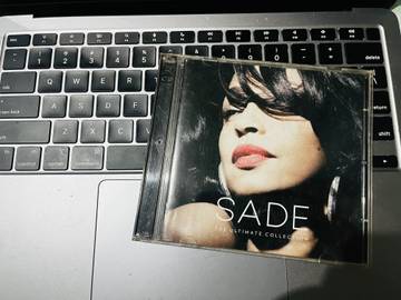 Menyimak Kembali Sade: Elegansi 'The Ultimate Collection'