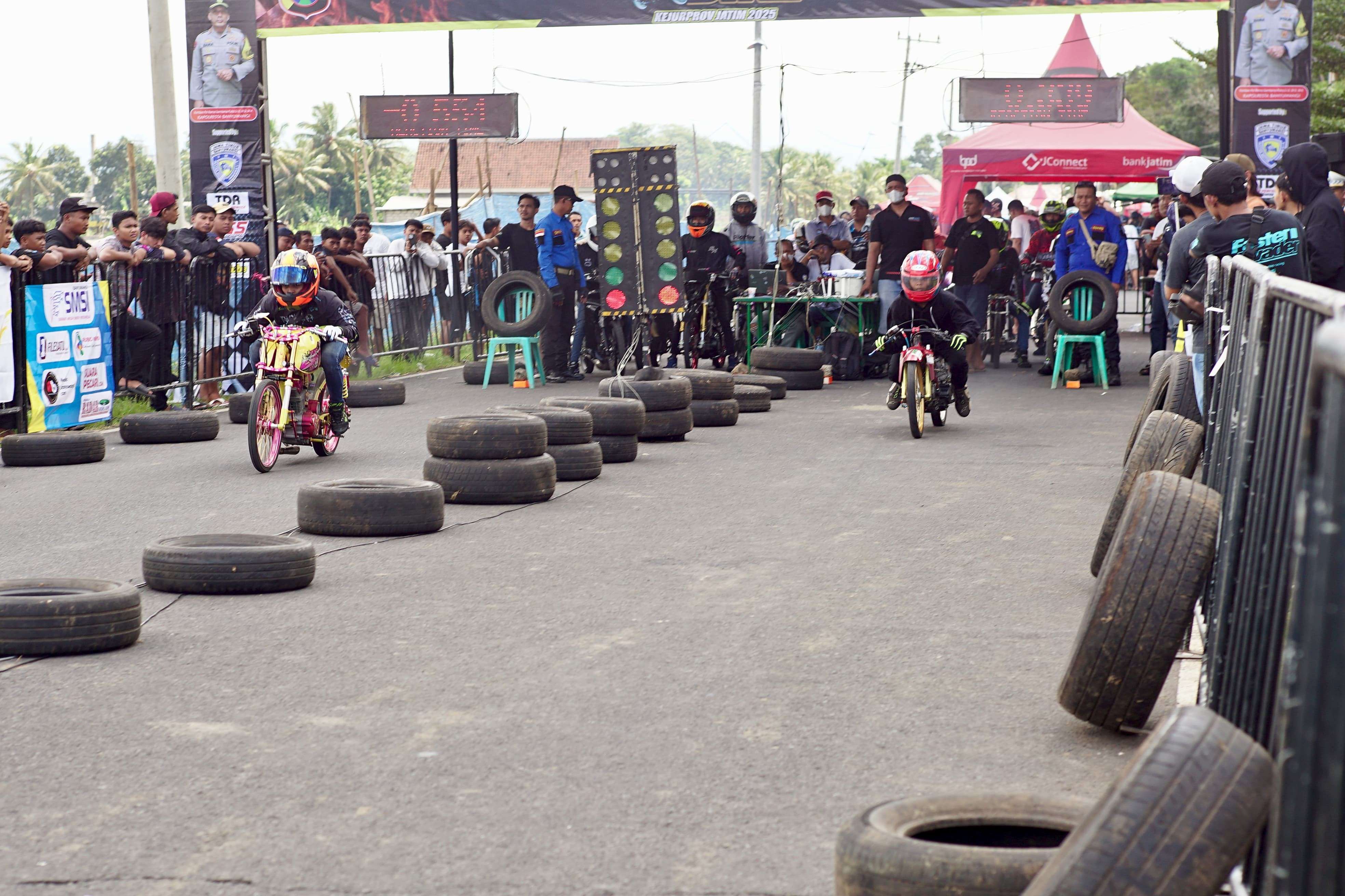 Ratusan Dragster Jatim Geber Kecepatan di Kejurprov Drag Bike Kapolresta Banyuwangi Cup 