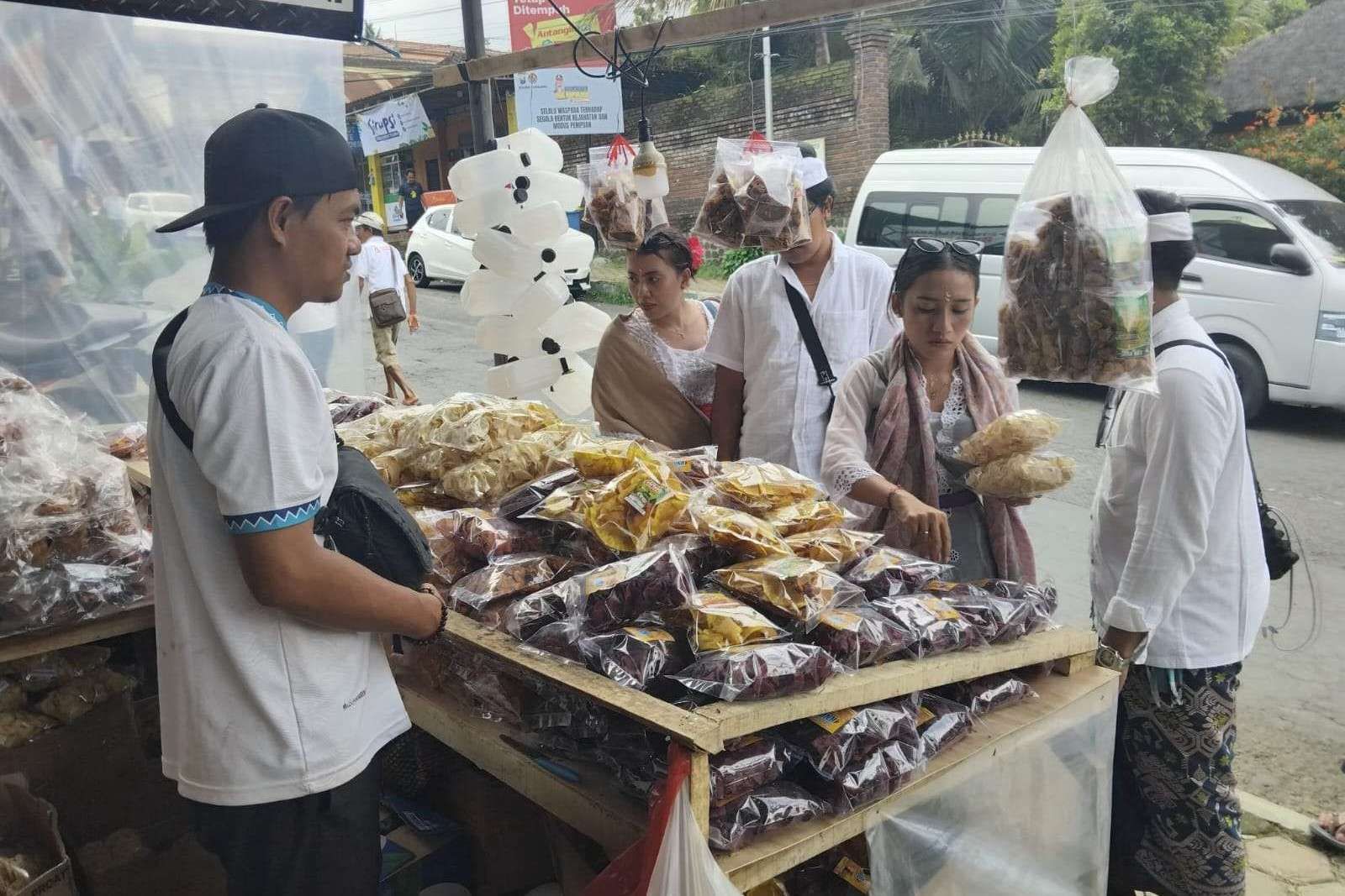 Piodalan Mandhara Giri Dongkrak UMKM dan Homestay Warga