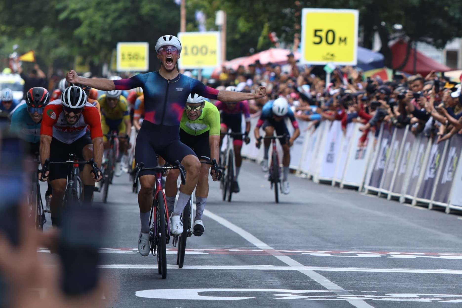 Francesco Carollo Menangi Etape Dua Tour de Ijen