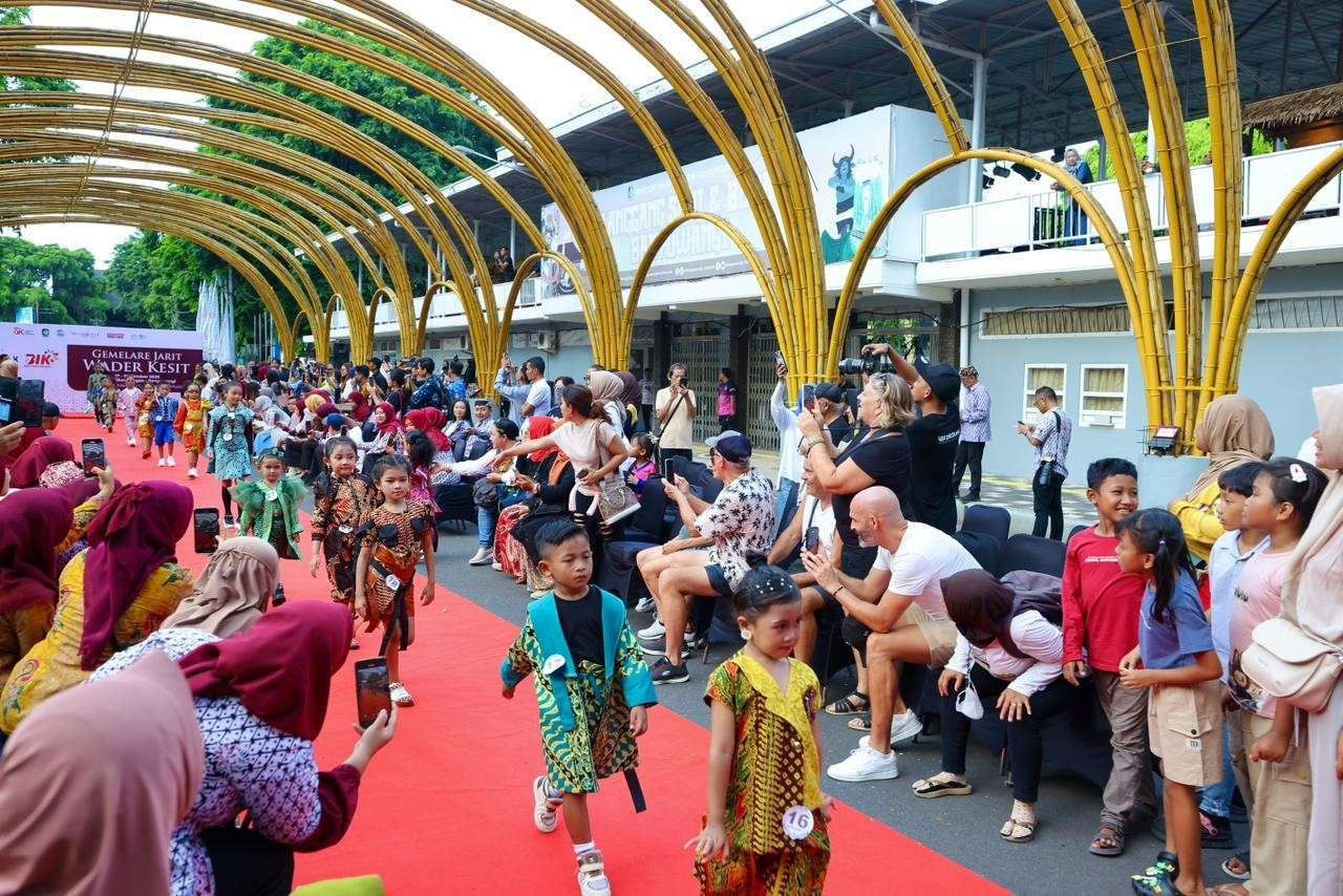 Anak Banyuwangi Tampil Memukau di Fashion Lorong Bambu