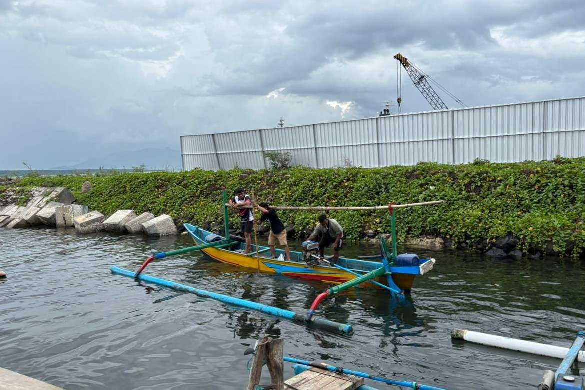 Nafkah Ojek Sampan di Pantai Meneng