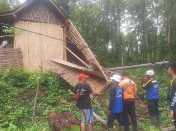 Pohon Jati Tumbang Timpa Rumah Warga Miskin Hingga Rusak Berat