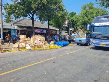 Tertimpa Truk Muatan Jeruk Pemotor di Jalur Pantura Meninggal 