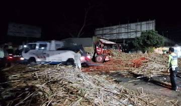 Truk Muatan Tebu 8 Ton Terguling di Jalur Pantura dan Menimpa Xenia Hingga Ringsek