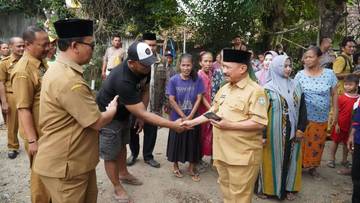 Bupati Situbondo Sambang Korban Kebakaran Garasi dan Gudang