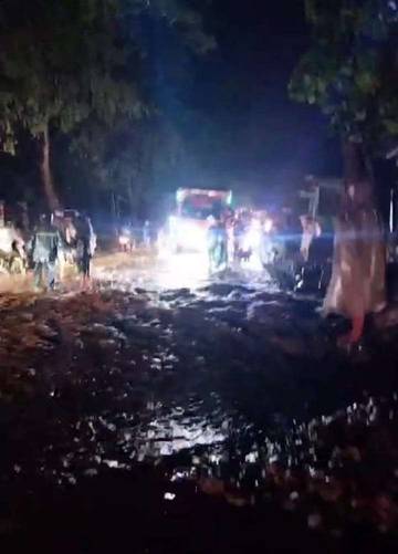 Tanggul Sungai Kembali Jebol, Material Batu dan Pasir Menggenang Jalur Pantura