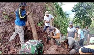 Tebing Jalan Desa Longsor dan Menutup Akses Jalan