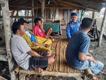Satpolairud Dengarkan Kisah Nelayan di Tengah Cuaca Ekstrem 