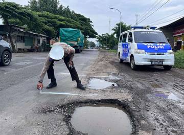 Satlantas Polres Situbondo Kawal Pengaspalan Jalan Rusak di Pantura