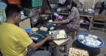 Mendekati Hari Raya, Pengusaha Kue Satru Banjir Orderan