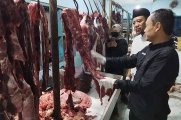 Jelang Lebaran Dinas Pertanian dan Pangan Banyuwangi Sidak Daging di Pasar Tradisional