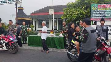 TNI Bersama Bankom Kamling Lumajang Berbagi Takjil Tingkatkan Kepekaan Sosial