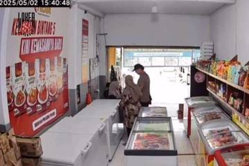 Diduga WNA Timur Tengah Curi Uang di Minimarket Glenmore, Aksi Terekam CCTV