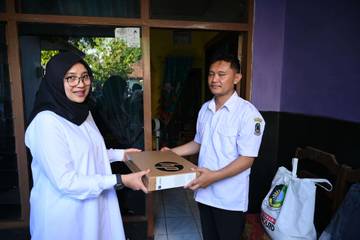 Dedikasi Guru Honorer Pelosok Banyuwangi Sentuh Hati Bupati Ipuk