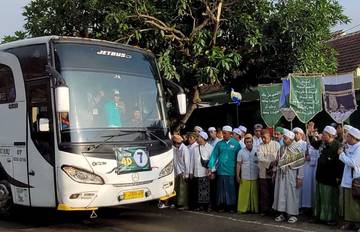 Calon Jemaah Haji Kloter 40 Berangkat Perdana