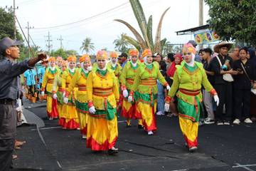 Kirab Budaya Ruwat Rawat Singojuruh Angkat Bumi Angklung