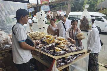 Piodalan Mandhara Giri Dongkrak UMKM dan Homestay Warga